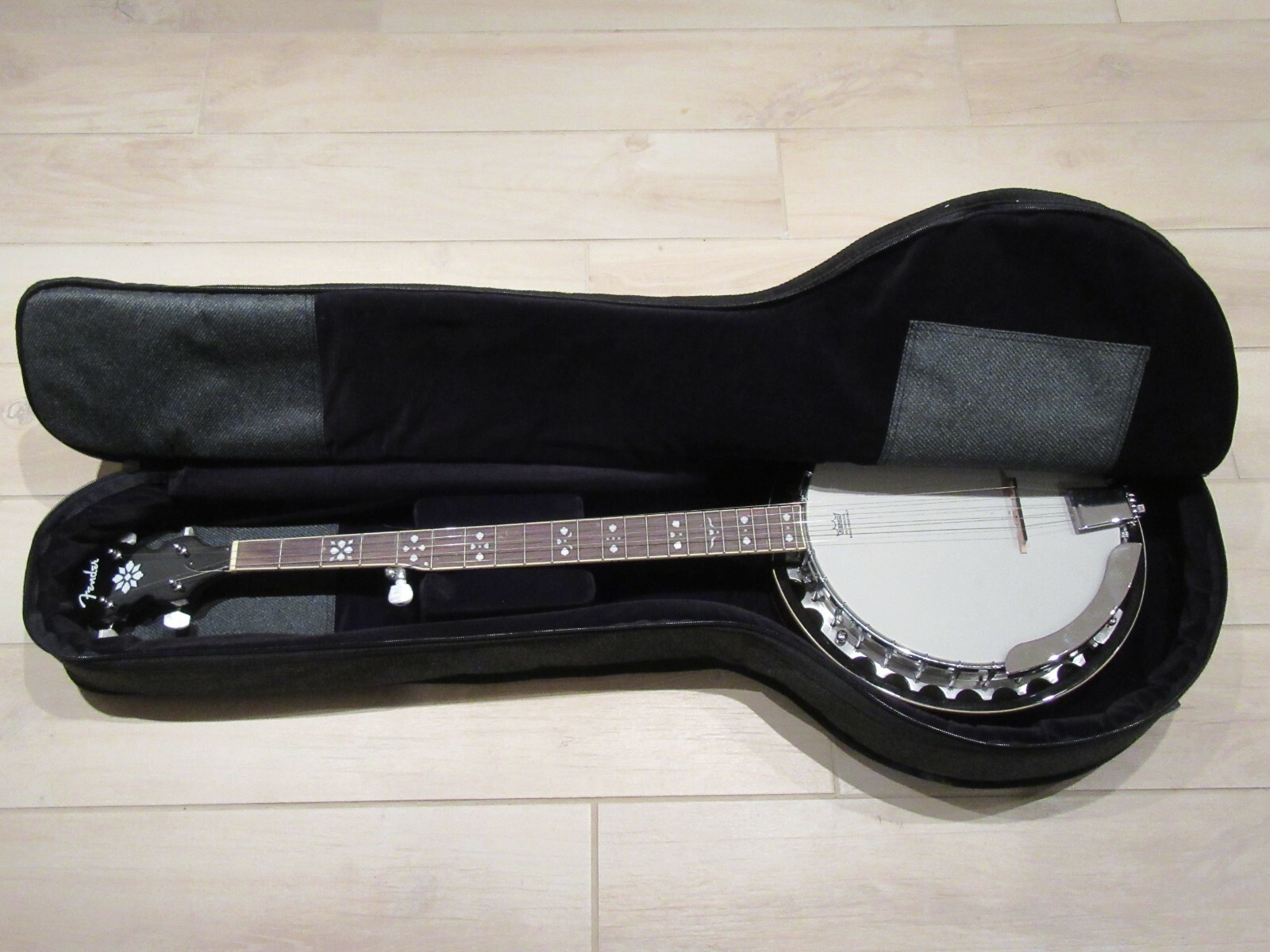 Fender 5-string banjo with the case, model CD07080045