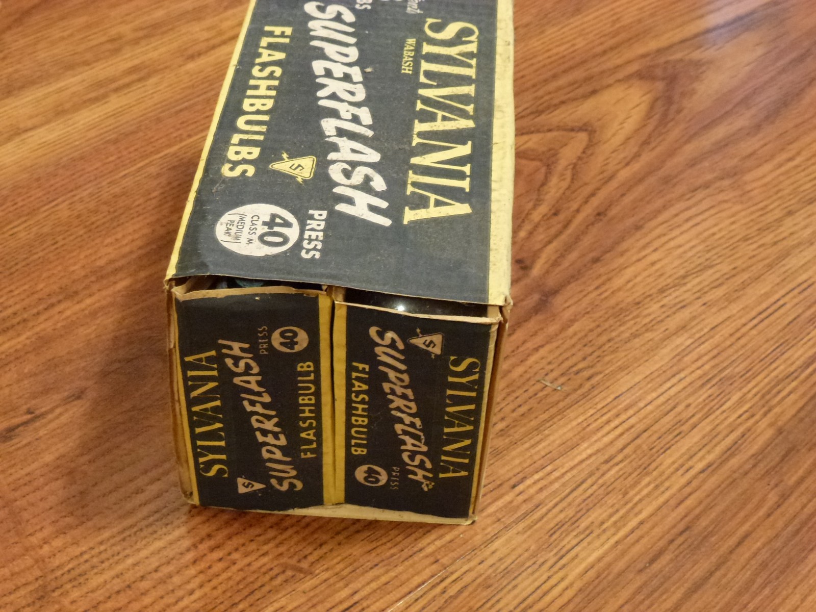 Lot of 8 Sylvania Superflash 40B camera flashbulb blue dot class M SL 40-3