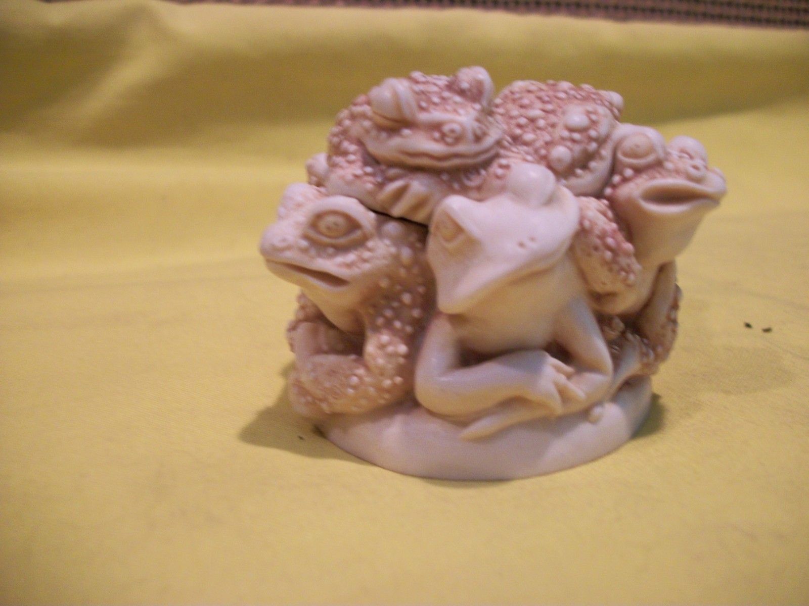 Harmony Kingdom Puddle Huddle Box Figurine Frogs Calvesbert 1995 England - MINT