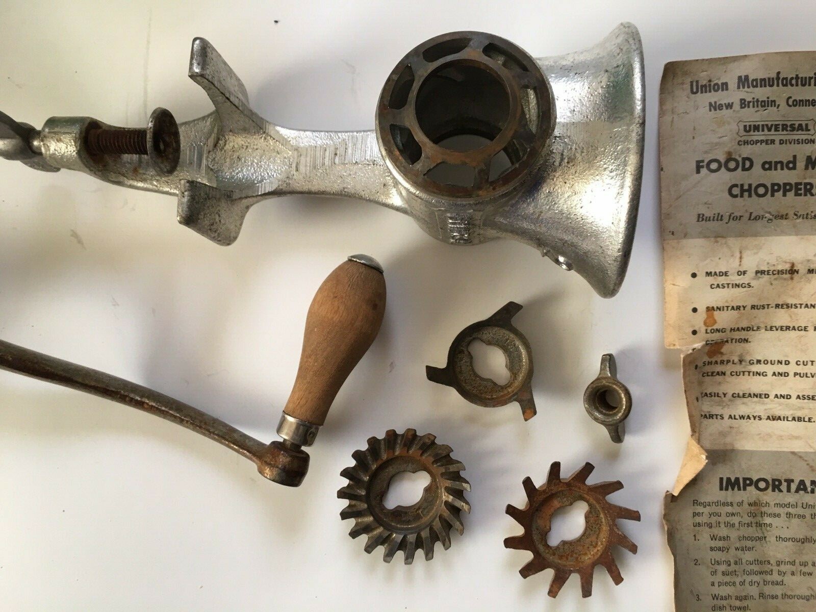 VINTAGE UNIVERSAL FOOD CHOPPER No. 2 -MEAT GRINDER WITH ALL 3 BLADES. IN THE BOX