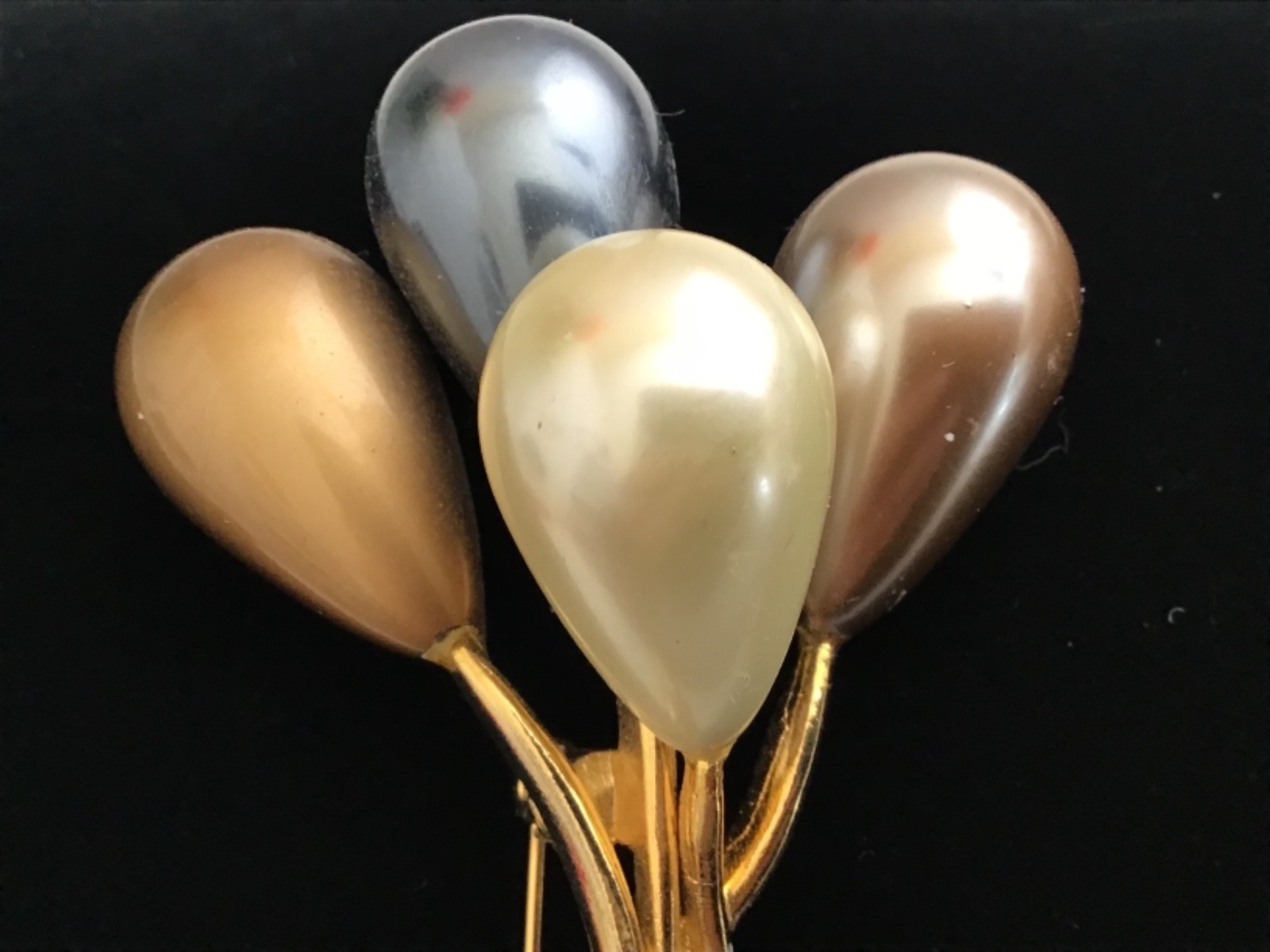Vintage Large Gold Tone Faux Pearl Balloon Brooch