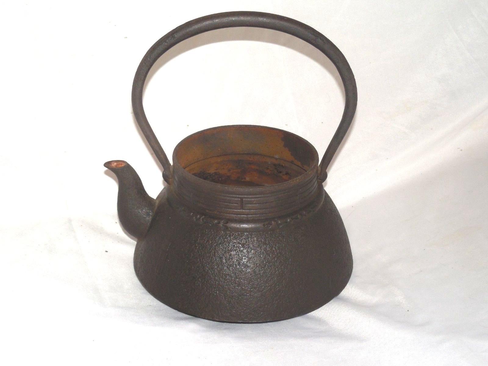 LARGE ANTIQUE SIGNED JAPANESE CAST IRON WATER  KETTLE TEAPOT 10 1/4 INCHES TALL