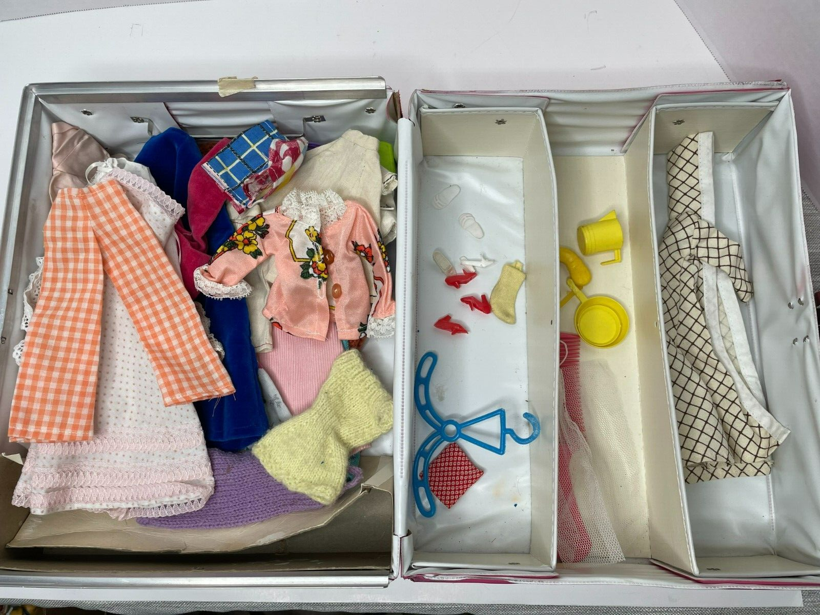 1969 VINTAGE THE WORLD OF BARBIE PINK DOUBLE DOLL CASE TRUNK with clothing lot