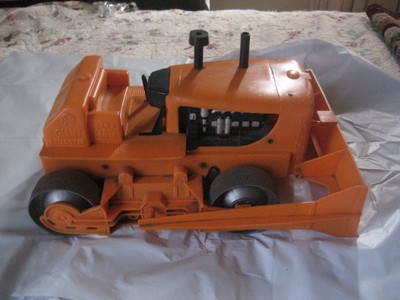 VINTAGE MID 20TH CENTURY ORANGE PLASTIC MARX GIANT TOY BULLDOZER