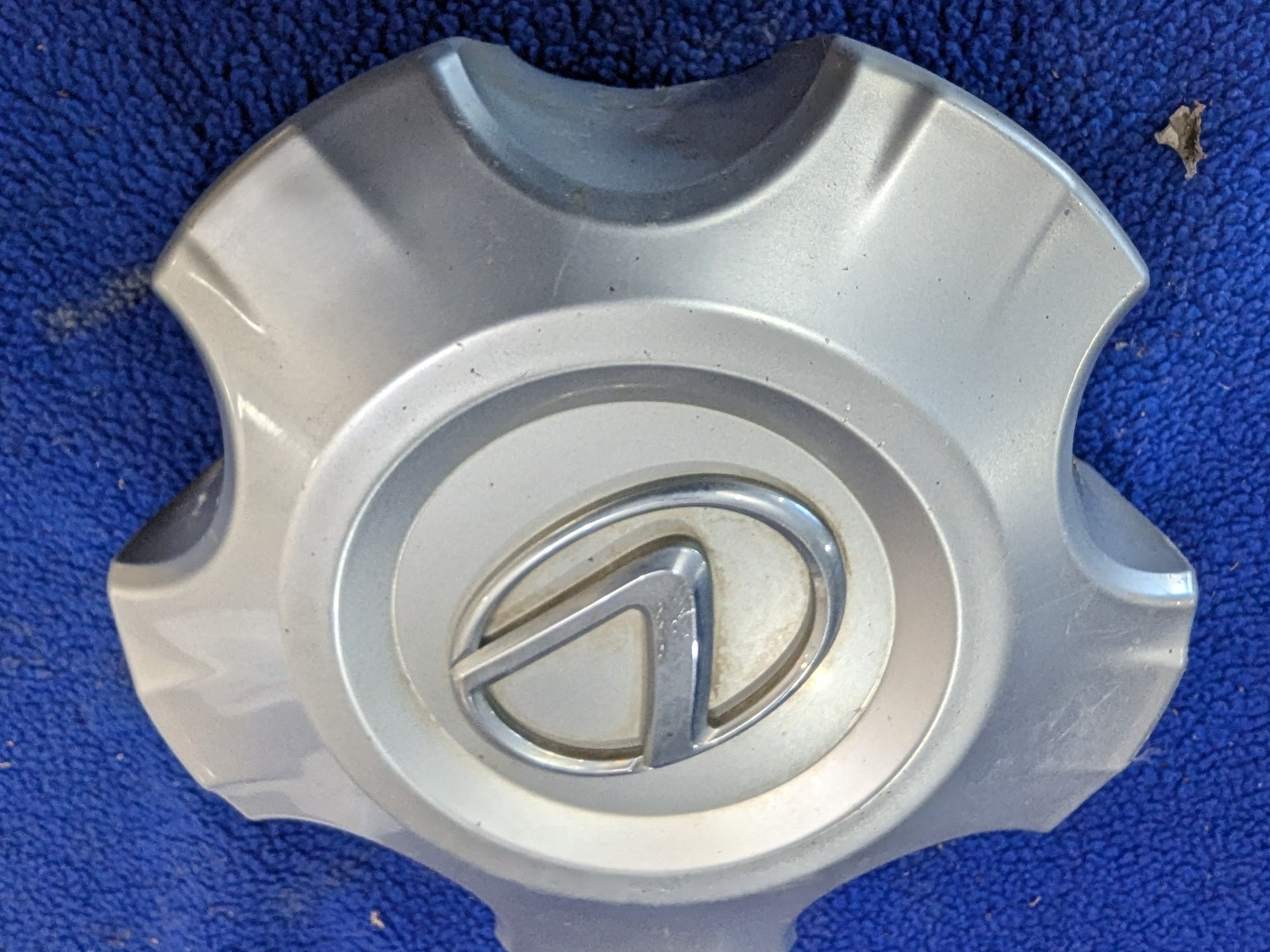 08 09 10  11 Lexus LX570 Wheel Center Cap with silver chrome Emblem 4260B-60080