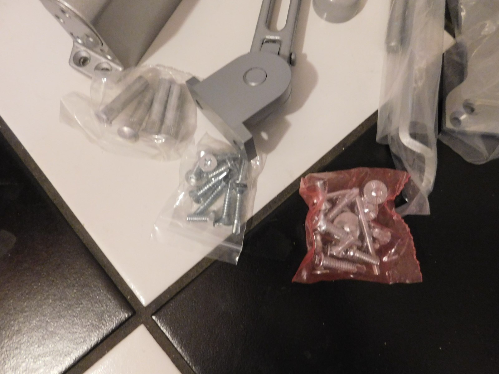 NEW IN BOX YALE 1111BF HOLD OPEN 689 ALUM. FINISH DOOR OPENER