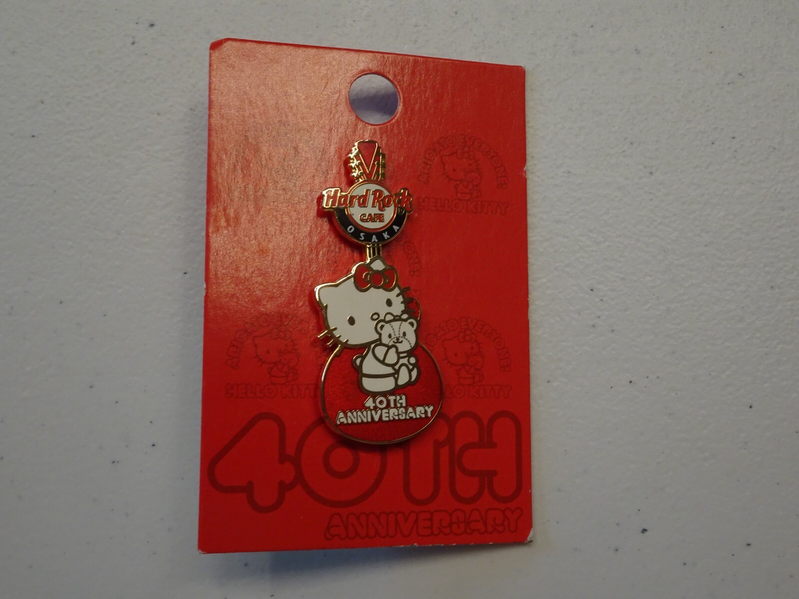 Hard Rock Cafe pin Osaka Hello Kitty 40th Anniversary Guitar Hard Rock Cafe pin Osaka Hello Kitty 40th Anniversary Guitar