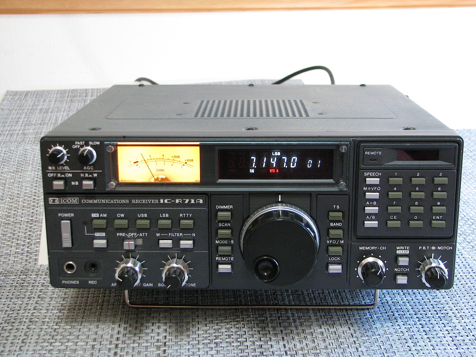 ICOM　IC-R71E受信機（ジャンク品） Yahoo!オークション -「ic r71」の落札相場・落札価格