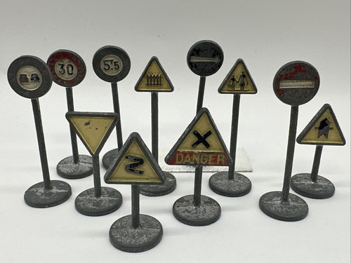 11) VTG Dinky Toys International Metal Road Signs Meccano