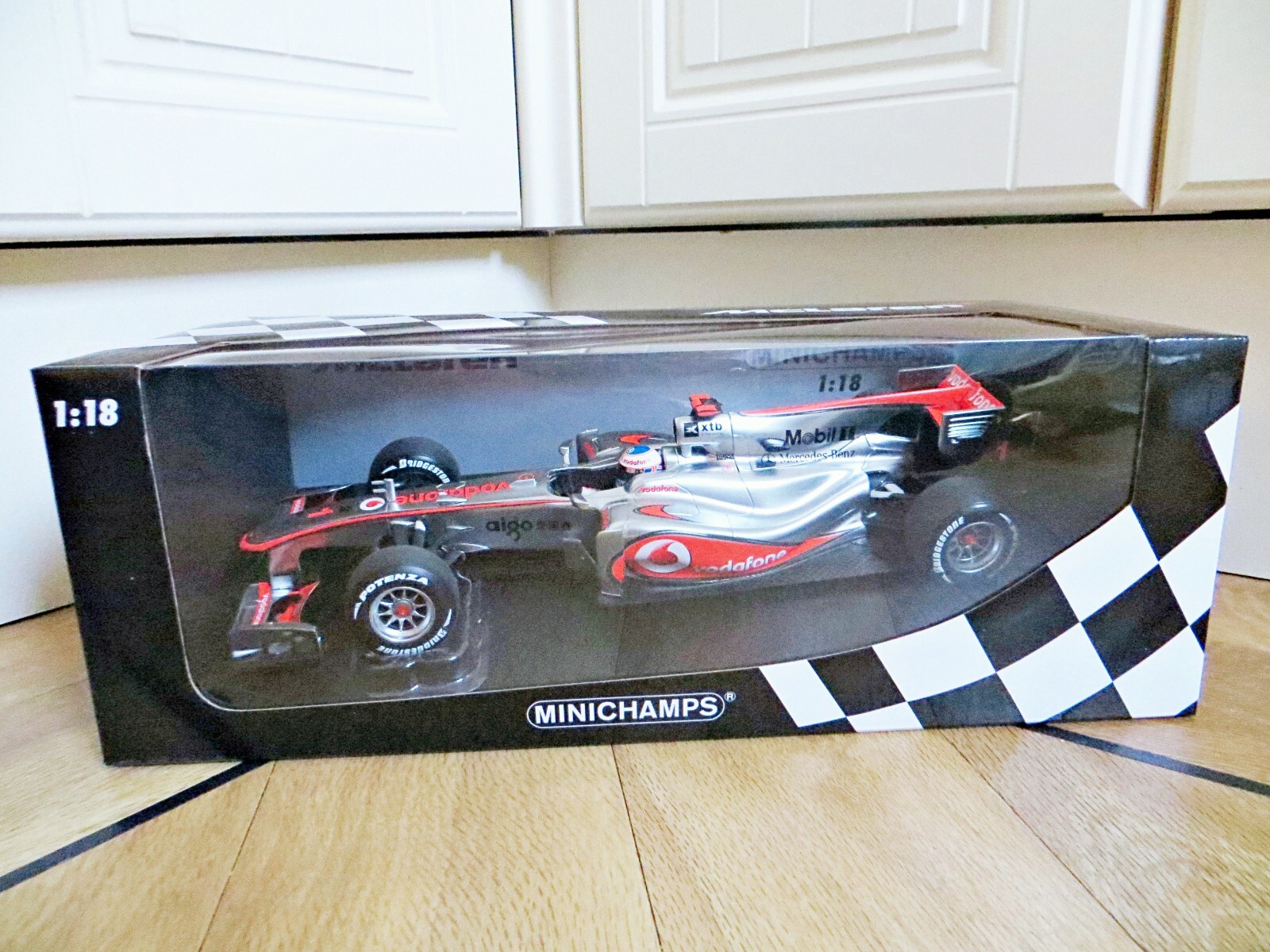 ミニカー 2010 Mclaren MP4/25 #1 Jenson Button MINICHAMPS 1/18 Vodafone McLaren Mercedes MP4-25 Jenson