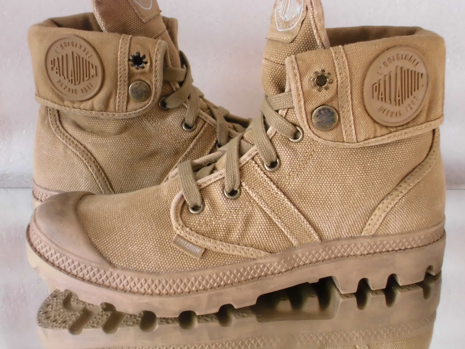 palladium boots beige