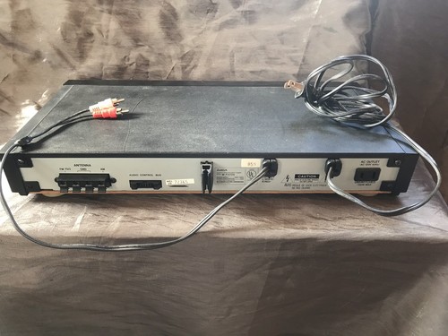 MGA Mitsubishi M-F2200 QUARTZ SYNTHESIZER Tuner Radio AM/FM Stereo R/L RCA