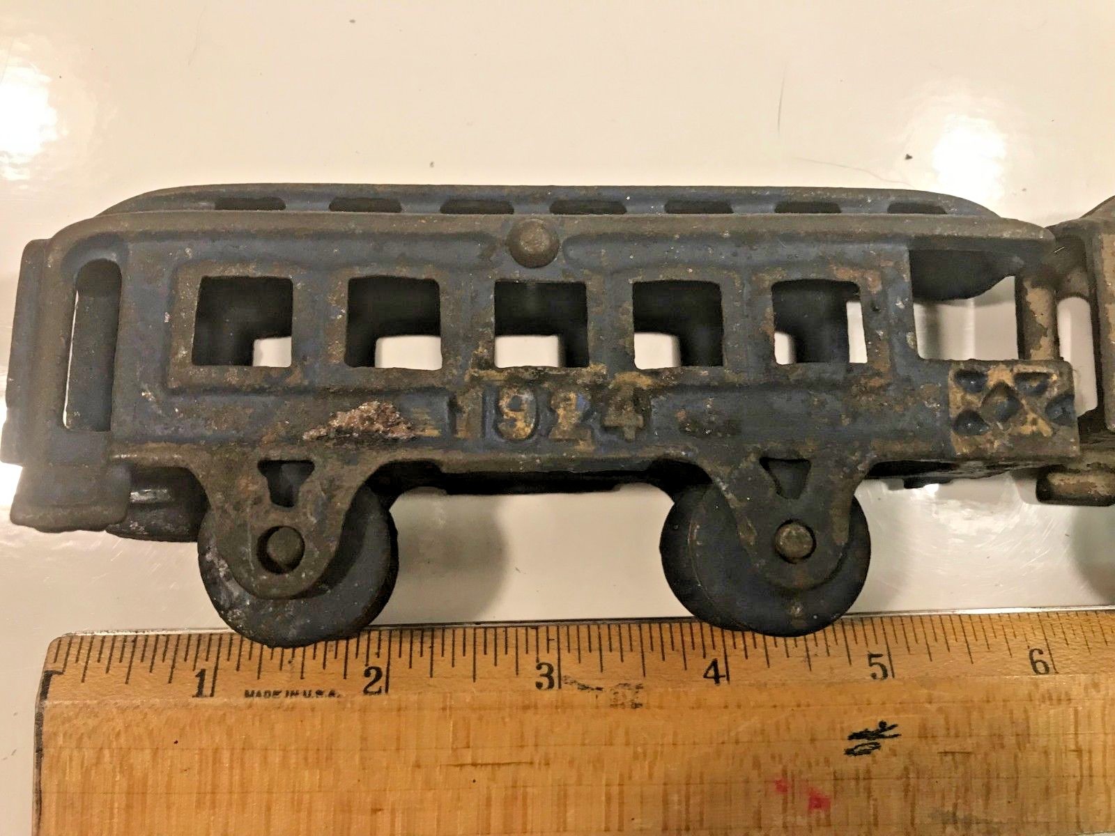 Hubley Antique Cast iron #1923 Passenger & #1924 Observation train cars