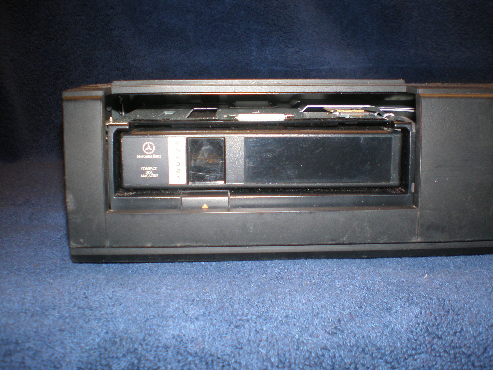 MERCEDES BENZ 1991 350 SD 300 SERIES 6 DISC CD PLAYER WITH CASE OEM TRUNK MOUNT