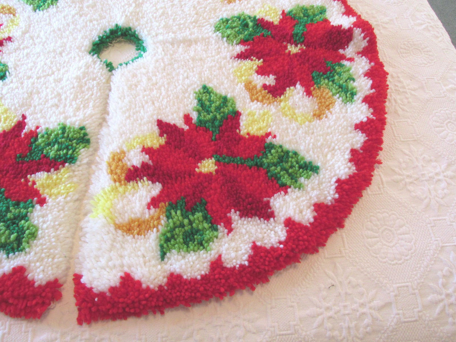 Vintage Handmade Poinsettia Latch Hook Christmas Tree Skirt NICE!! 39