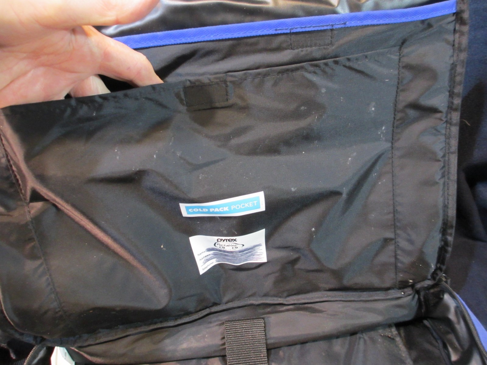 BLUE PYREX PORTABLE INSULALATED FOOD CARRIER 16