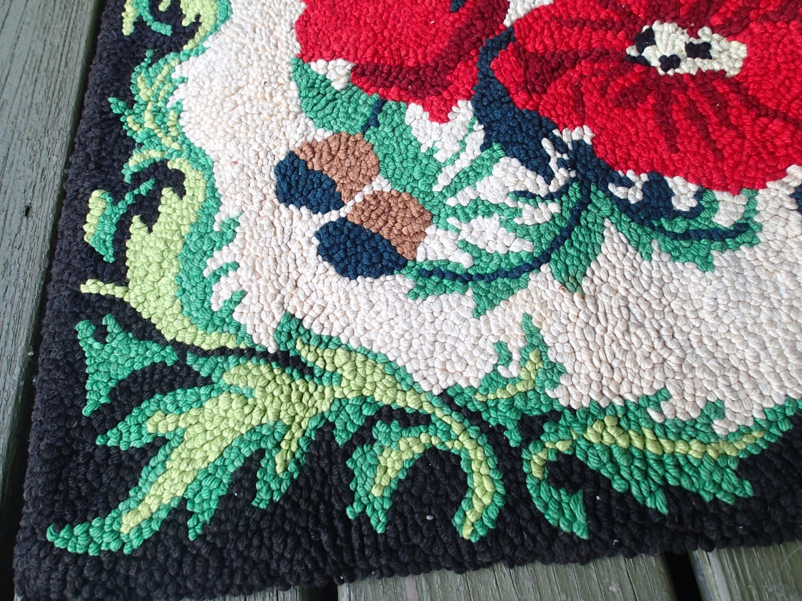 PRIMITIVE FOLK ART FLOWERED POPPY HAND HOOKED RUG