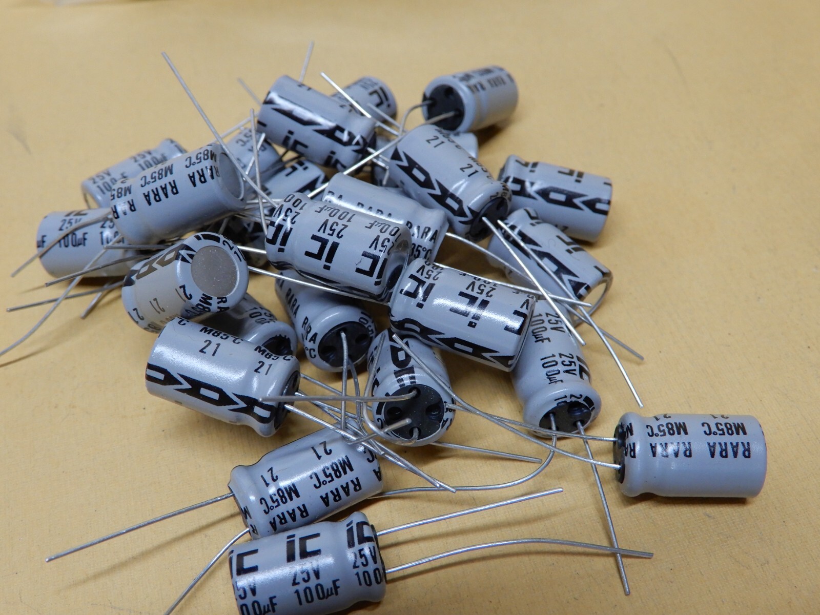 Illinois Capacitor 100uf 25V Electrolytic Capacitors Qty 100 107RAR025A