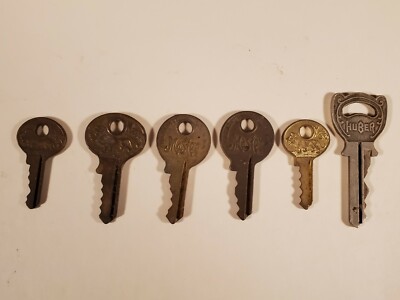 upcycling unique designs. 11 keys perfect for steampunk Vintage YALE Keys