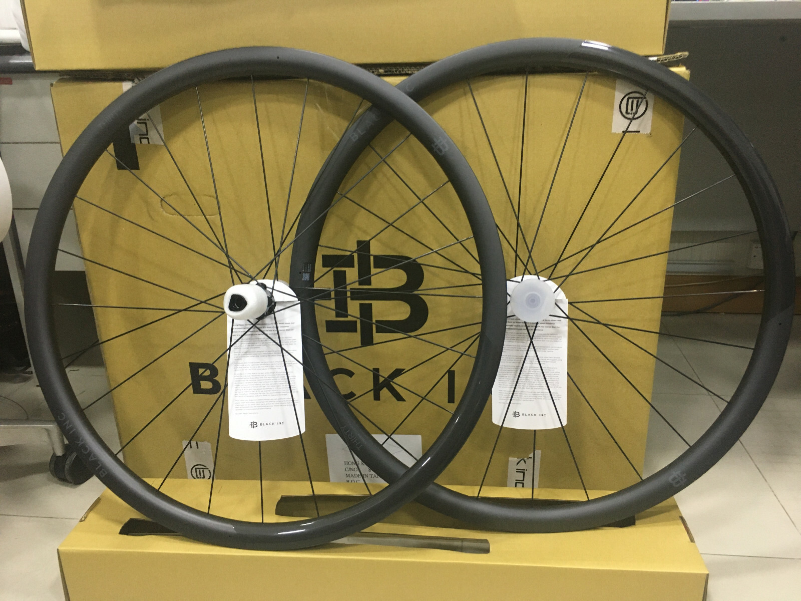 Black Inc Black Thirty Clincher + CeramicSpeed All-Road Disc Black Inc Black Thirty Clincher + CeramicSpeed All-Road Disc