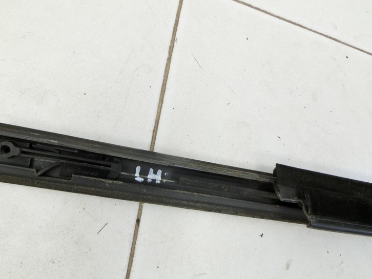 Jeep Grand Cherokee WK2 13-17 Leiste für Tür Scheibendichtung Links Hinten  - Bild 5