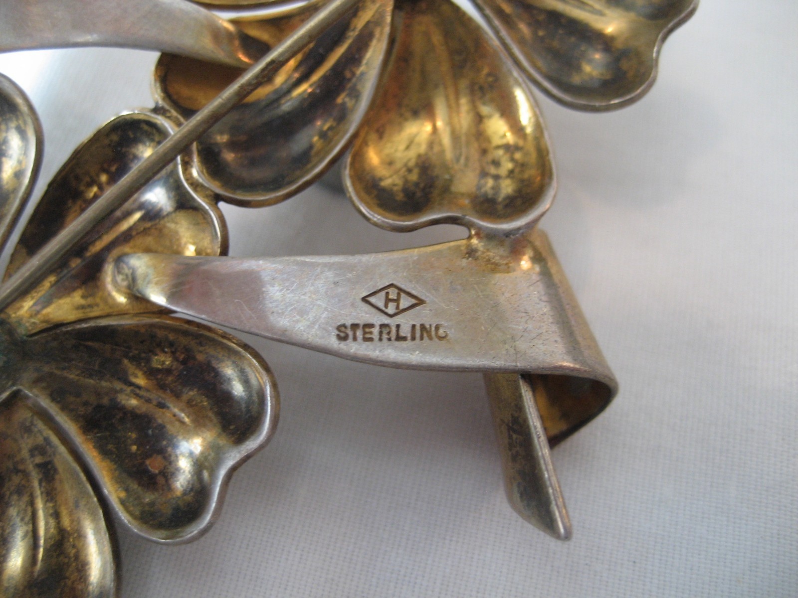 Collectible -- Vintage -- Sterling Silver Flowewr Pin