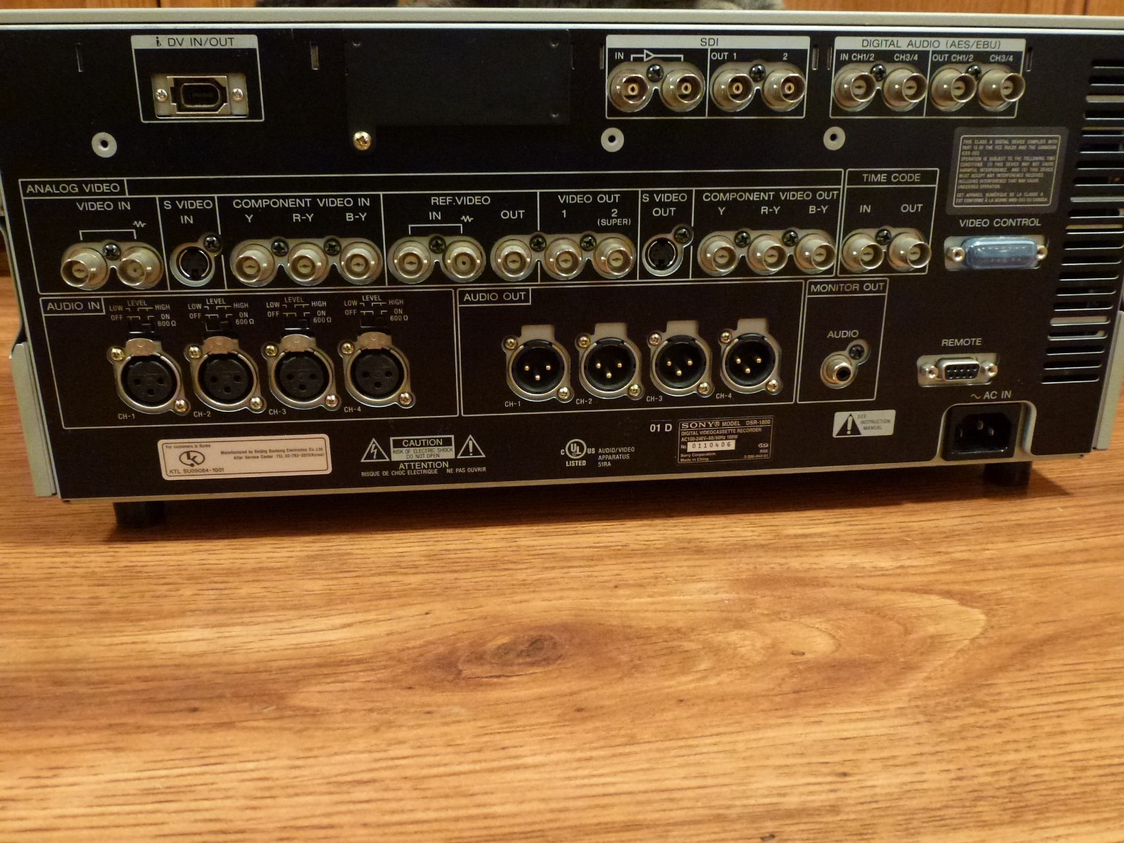 Sony DVCAM DSR-1800 DV & Mini DV Digital Videocasette Recorder w rack mount rail