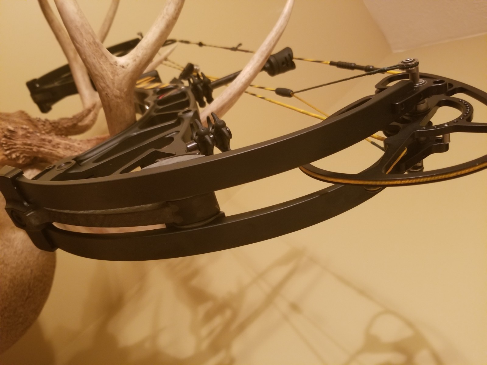 Bowtech Rpm 360 RH Black With Yellow String And Grip 70LB