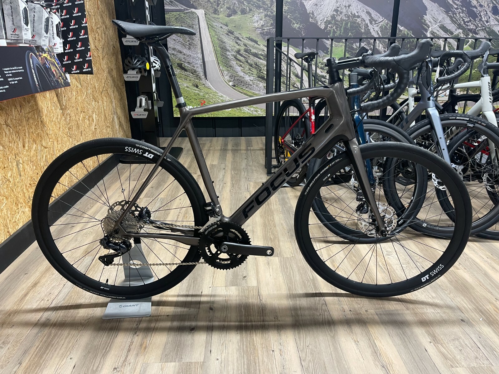 FOCUS PARALANE2 9.8 DISC ELECTRIC ROAD BIKE 2020 60 cm Di2のeBay公認海外通販｜セカイモン