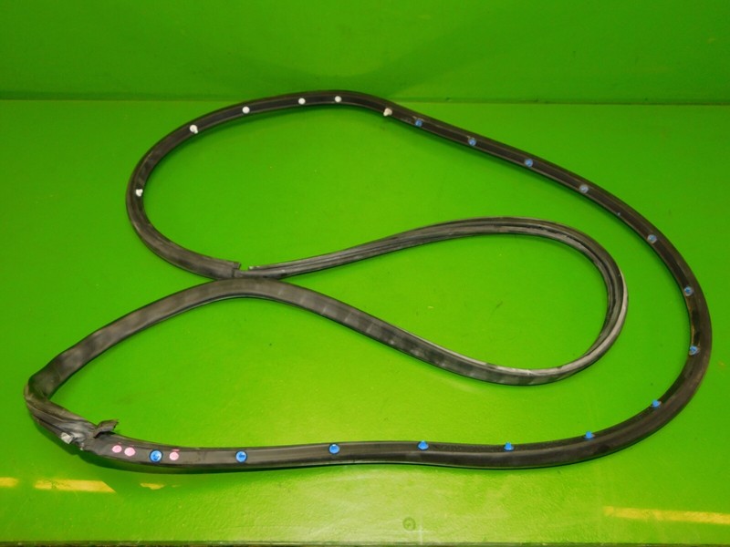 05-08 Audi A4 OEM passenger right front door frame rubber seal strip 8E0837912