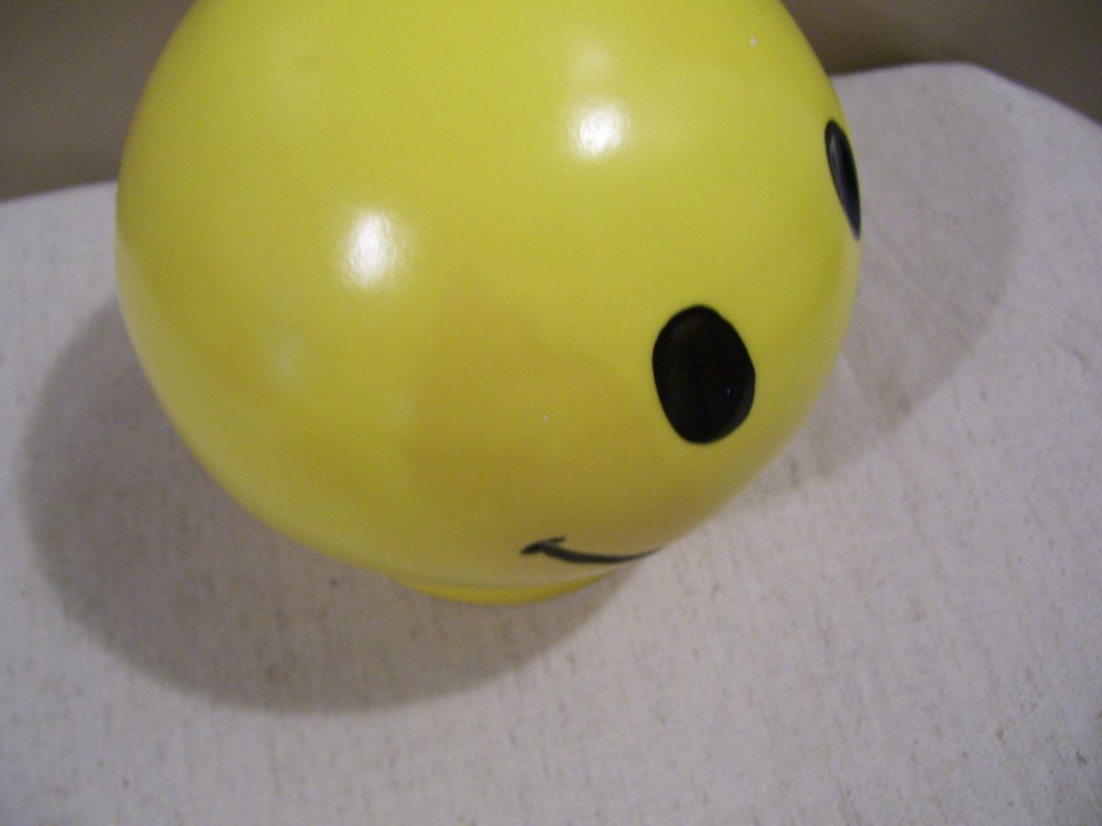 VTG 1972 ROY INC. YELLOW SMILEY FACE BANK W/STOPPER PLASTIC CENTRAL BANK MIAMI