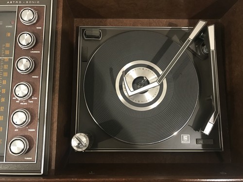 Vintage 1968 Magnavox stereo console AM/ FM  record player