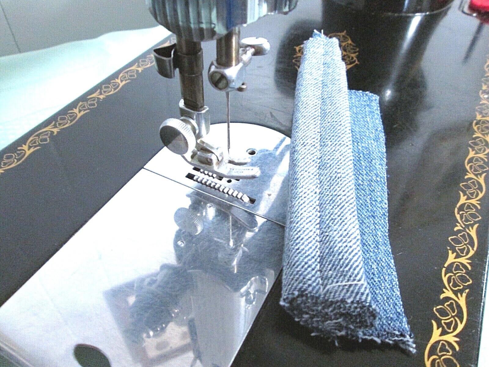 Singer Sewing Machine - 15-91 with Potted Motor & Accessories, Serviced