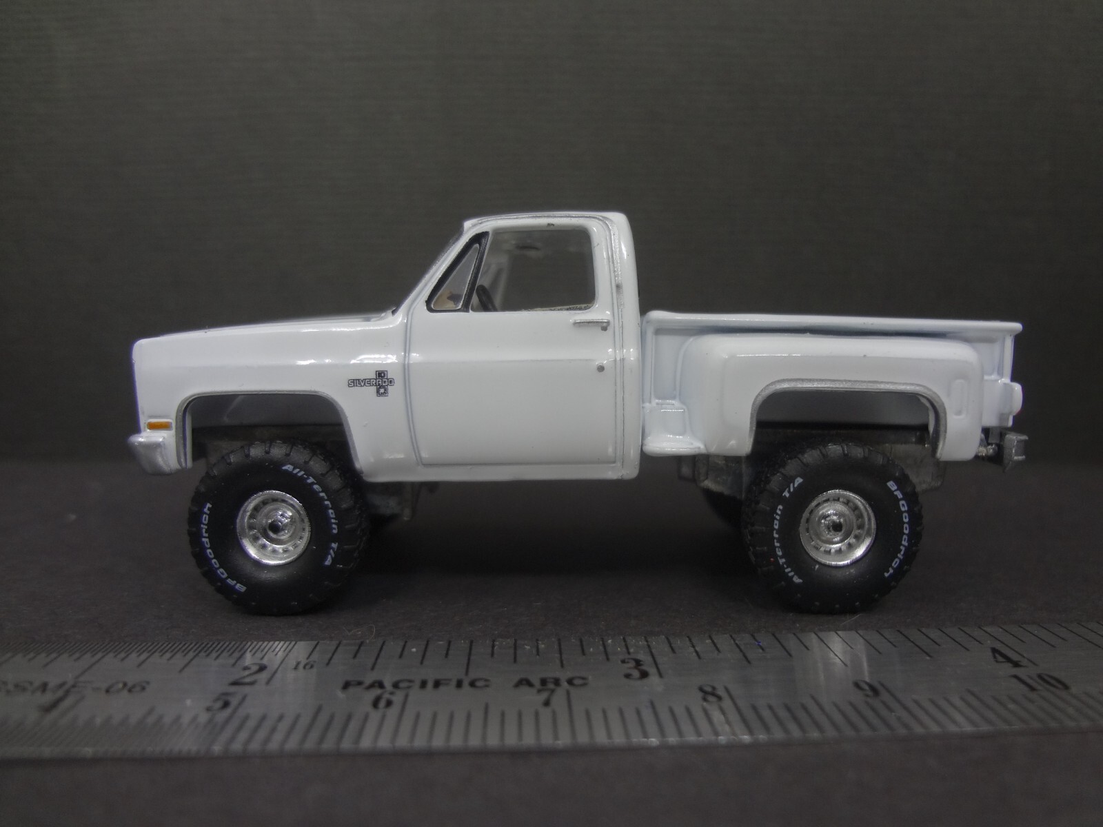 Auto World 1986 Chevy Silverado K10 Stepside white - Loose 1