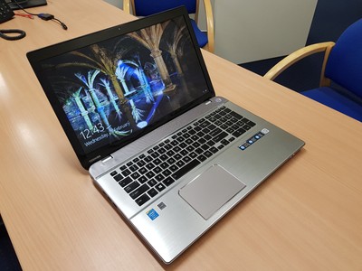 Toshiba satellite p75-a7200 17 inch laptop i7 2.4ghz 16gb ram 240gb sdd