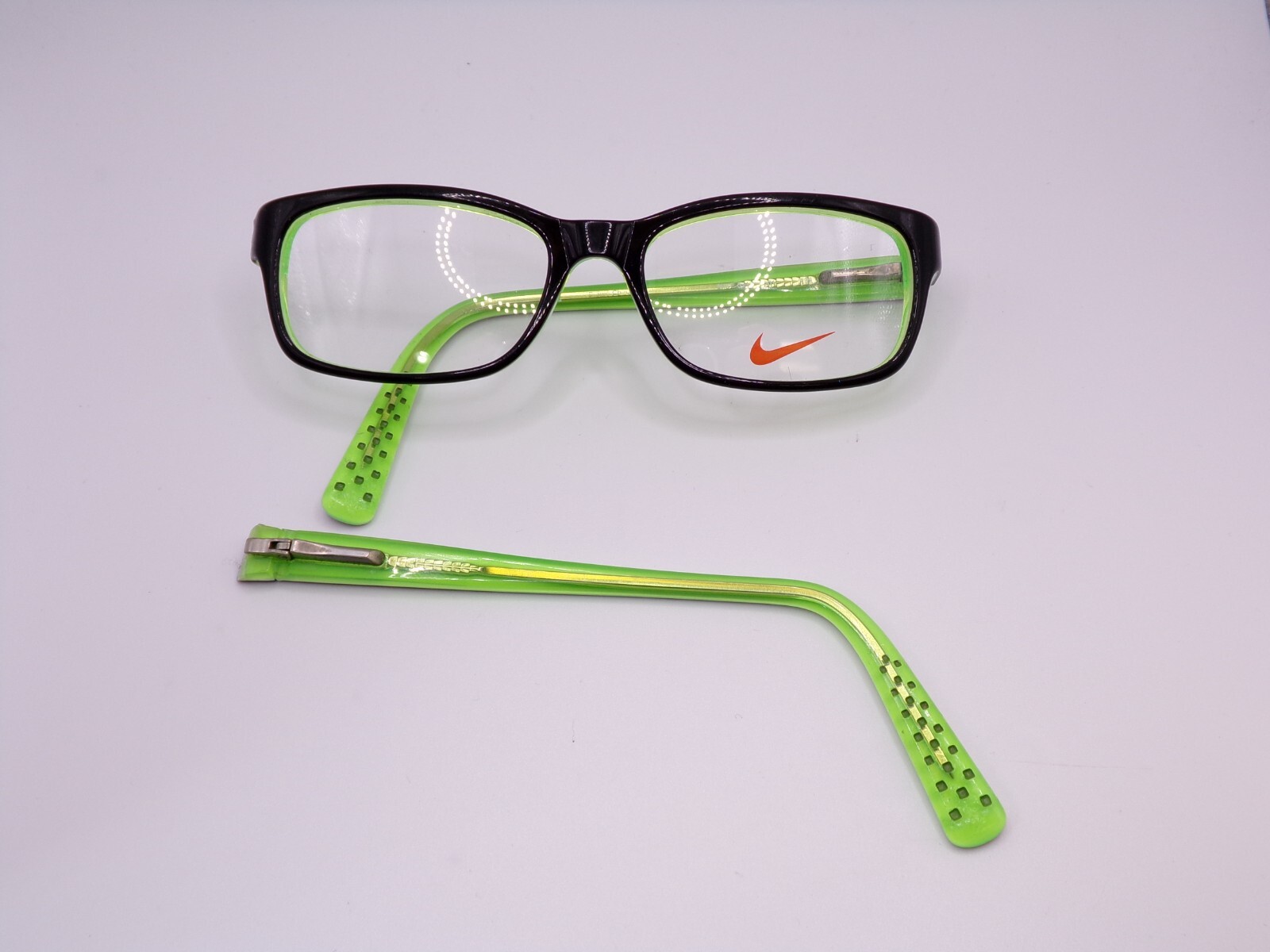 Nike 5513 (001) Black/Green/Crystal 49 16 135 Eyeglass Frame