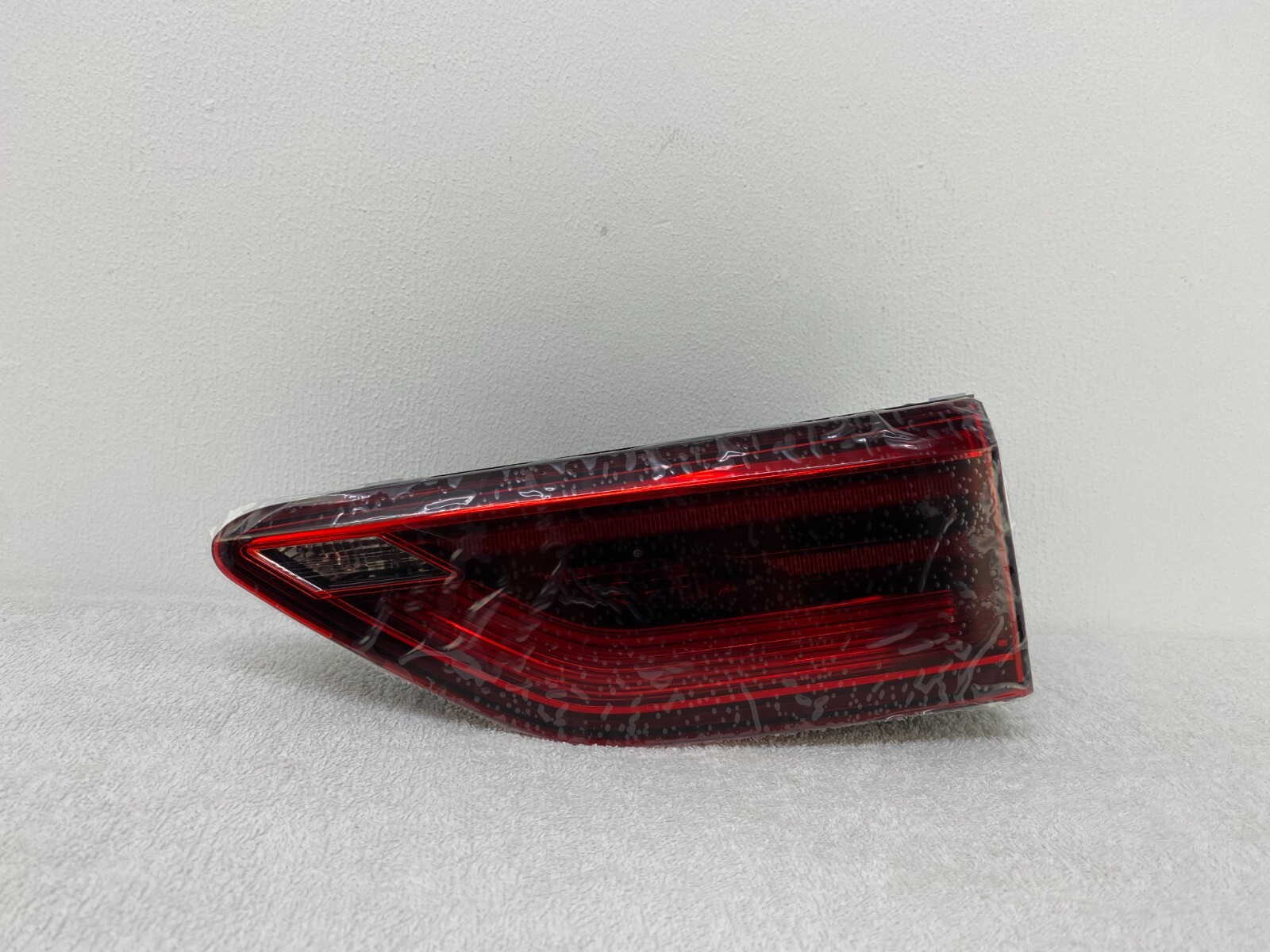 ゴルフトゥーラン5￼T型　テールランプ 5TA945309 1PC Rear Outer Tail Light Fuse Element For VW Teramont