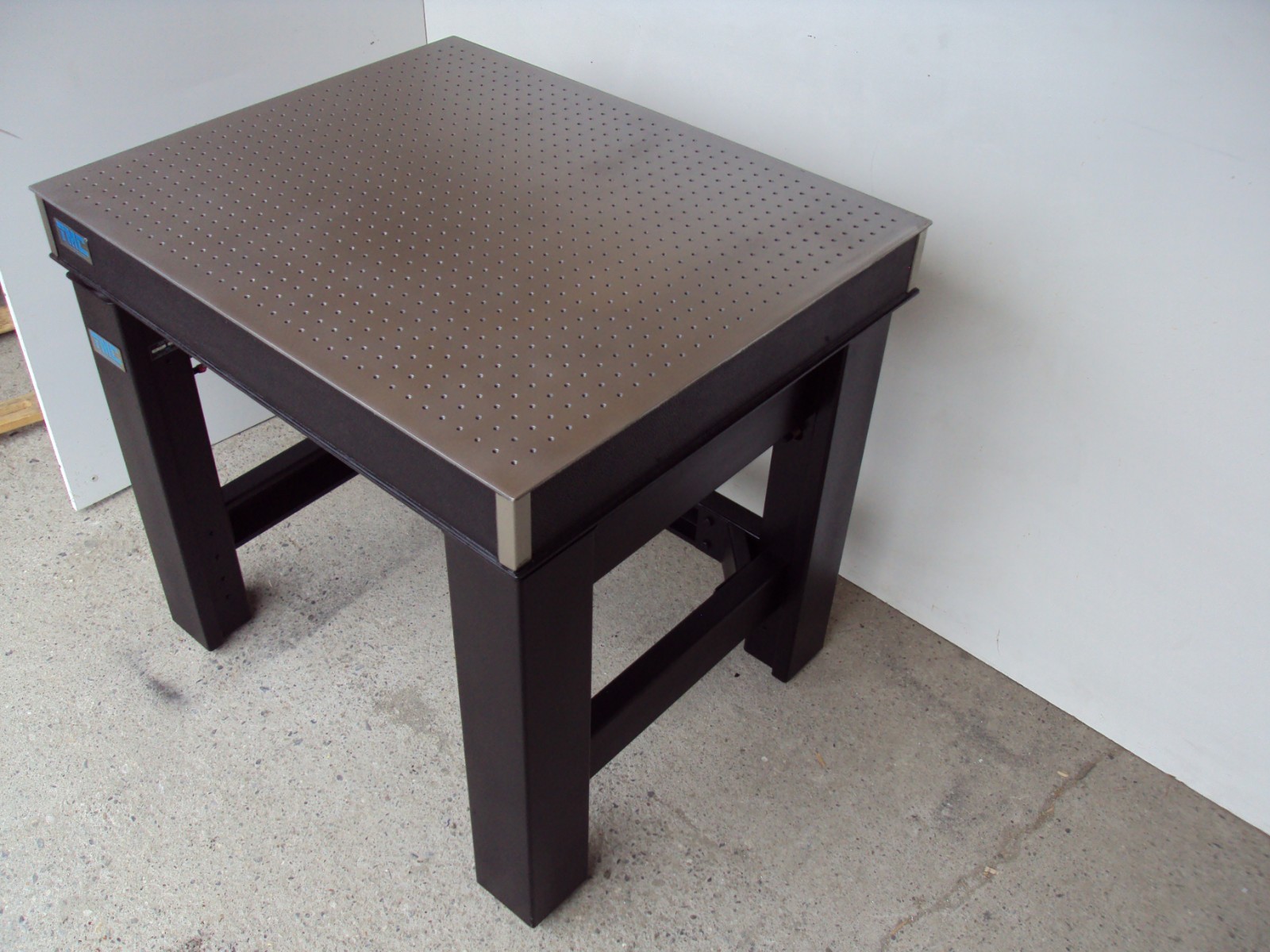 crated TESTED TMC OPTICAL TABLE, MICRO-G SELF LEVEL ISOLATORS breadboard lab