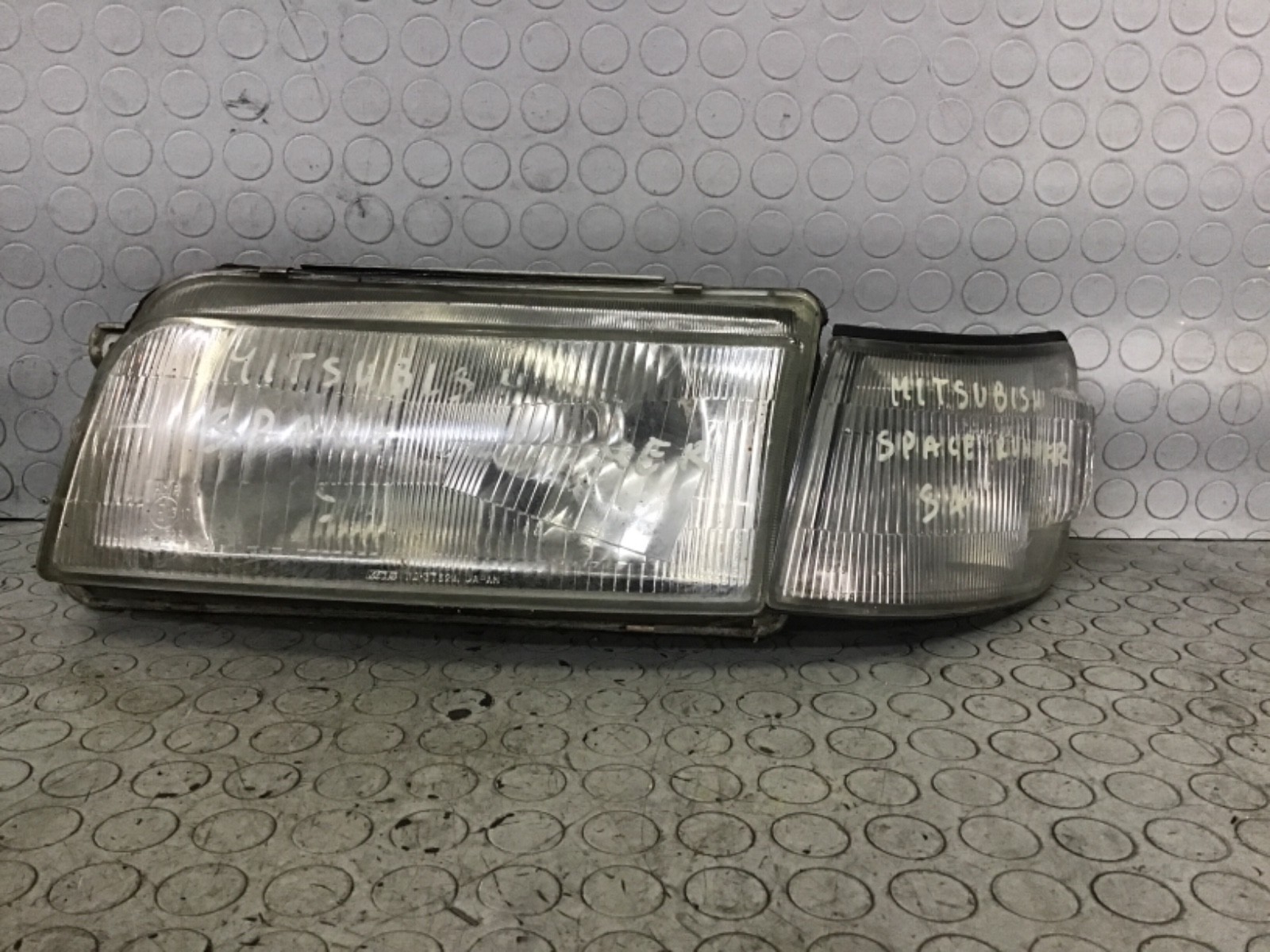Fanale anteriore sinistro  MITSUBISHI SPACE RUNNER, 1991,1992,1993 *DANNEGGIATO*