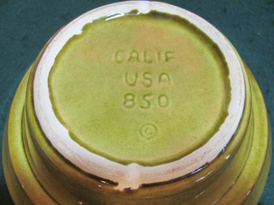 VINTAGE CALIF POTTERY COVERED OLIVE GREEN CASSEROLE BOWL W HANDLE