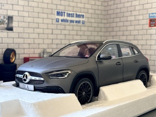 303-012 Z Models 1/18 メルセデスベンツ GLA グレー 303-012 Z Models 1/18 メルセデスベンツ GLA グレー