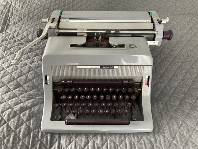 1969 Olivetti Linea 88 on the Typewriter Database