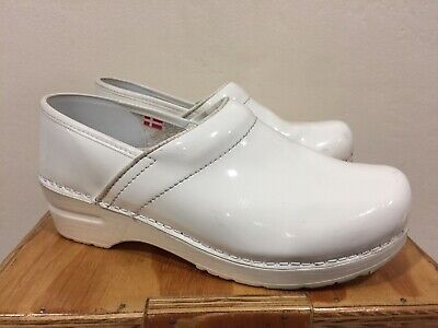 sanita women's professional patent clog