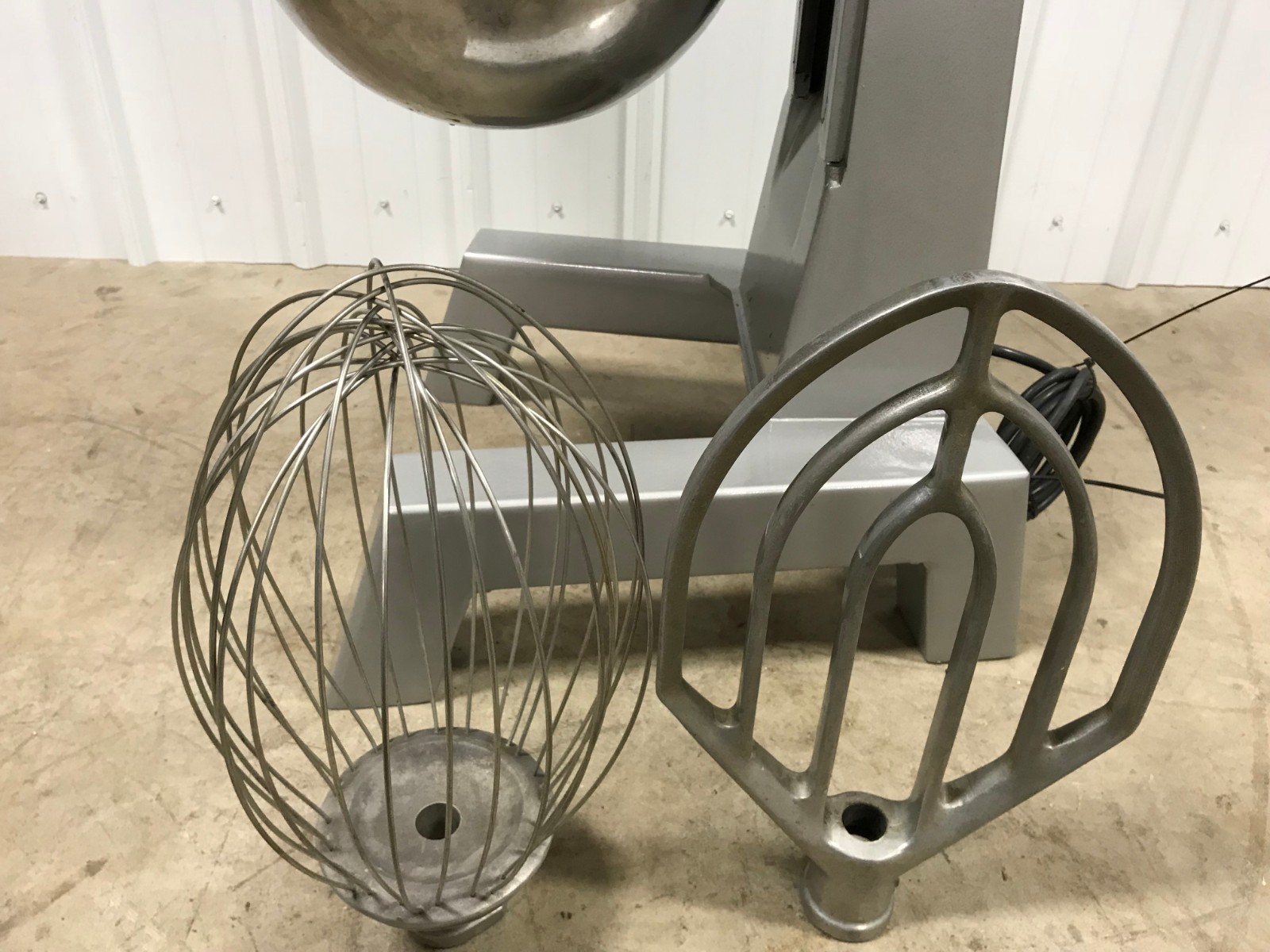 Hobart 30 Qt Mixer, SS Bowl, Hook, Paddle, Whip, D300-T 115V,  Nice!