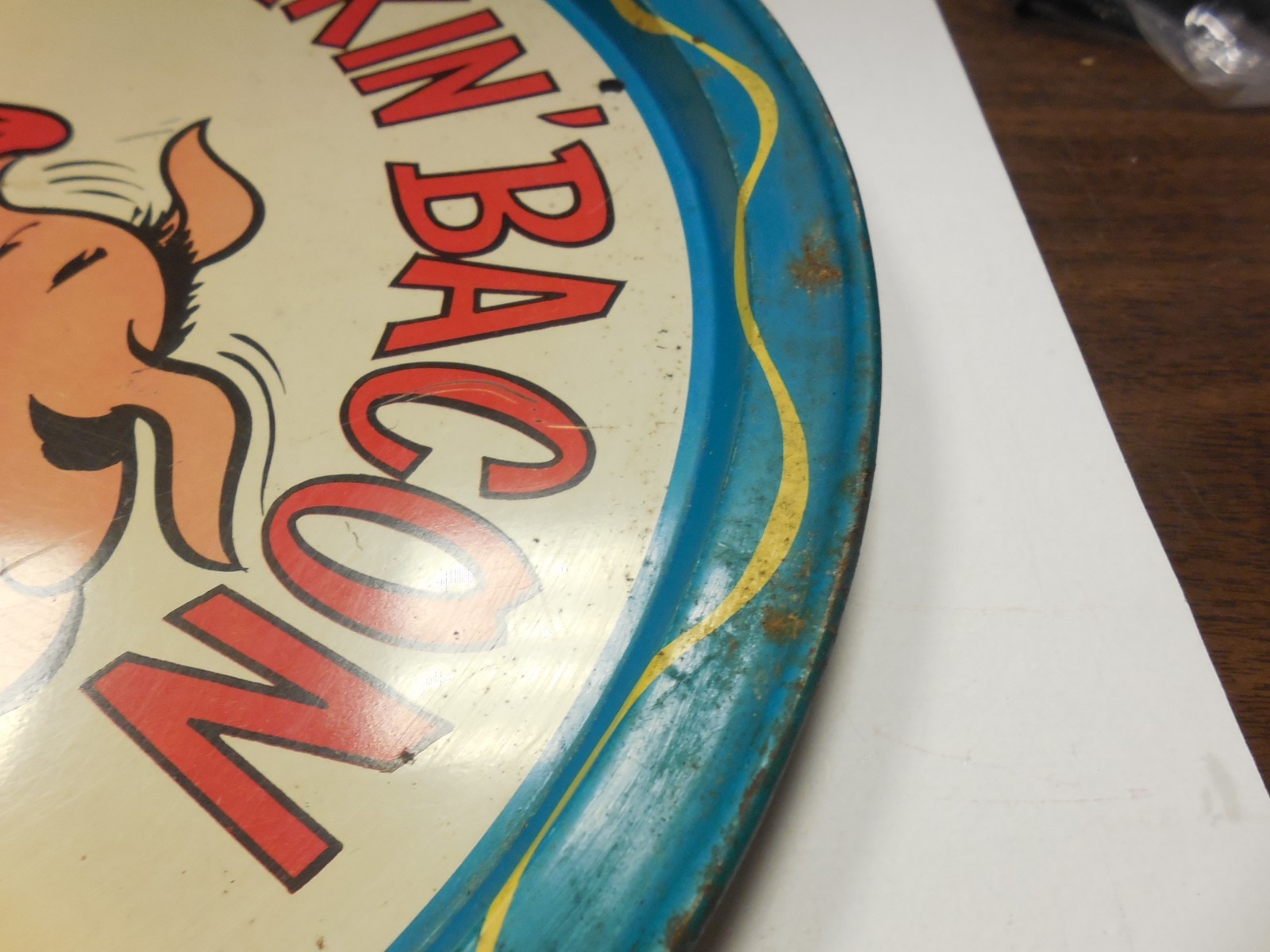 Vintage ~MAKIN BACON~ Round Metal Tray Wall Plate 1970's Humor Funny Joke 12.75