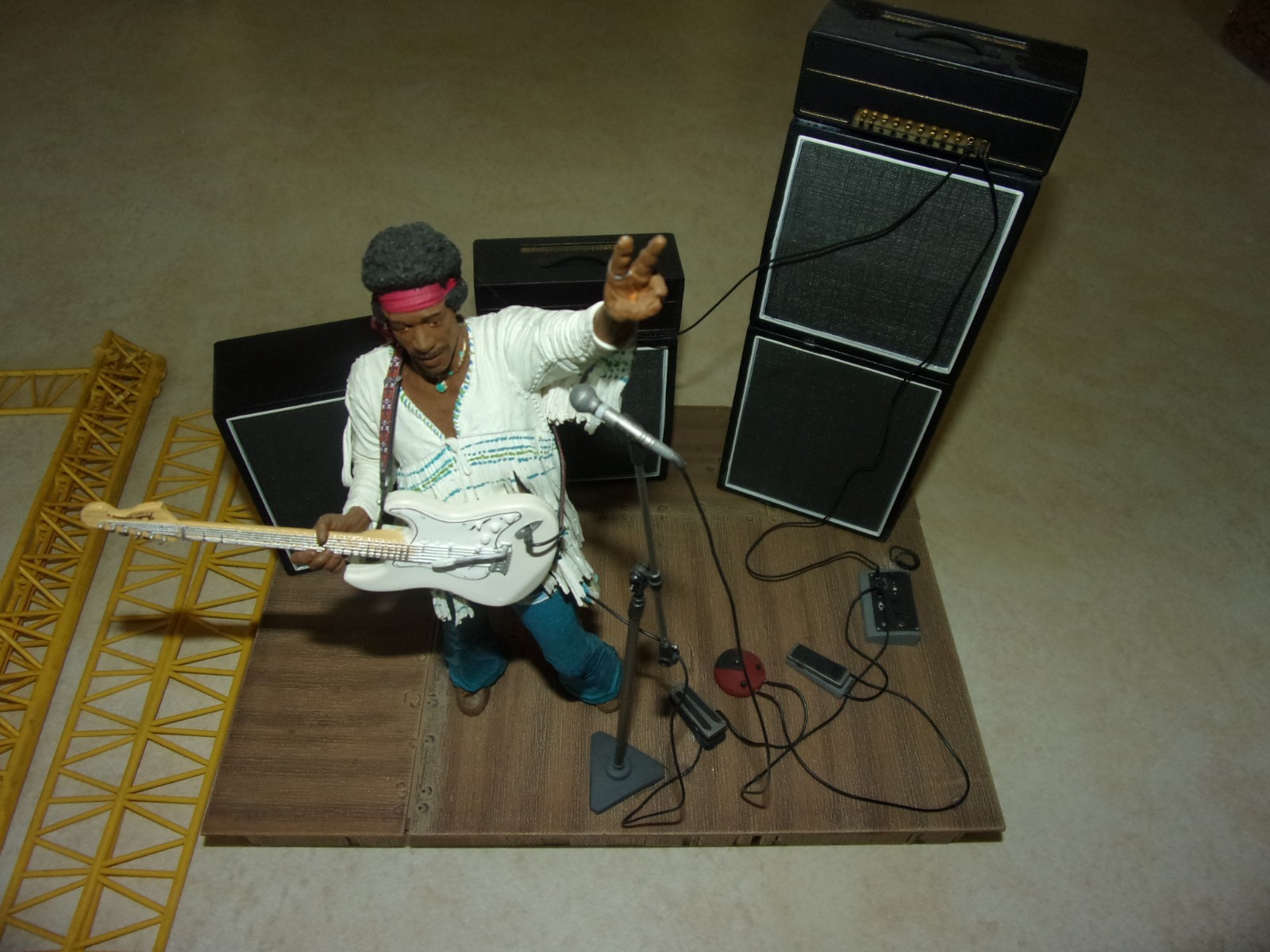 MCFarlane  JIMI HENDRIX FIGURE WOODSTOCK AUG.18,1969 (ASSEMBLED)