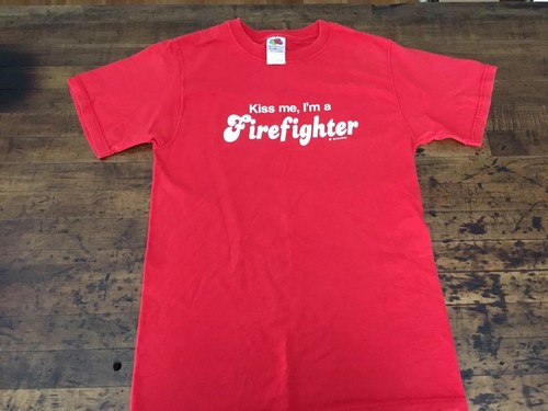 Kiss me I'm a Firefighter T-Shirt Small Firefighting Fireman Firewoman Firehosue