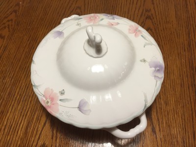 Mikasa Tremont CAJ03  Round Covered Casserole 9 Inches By 3 3/8 Inches