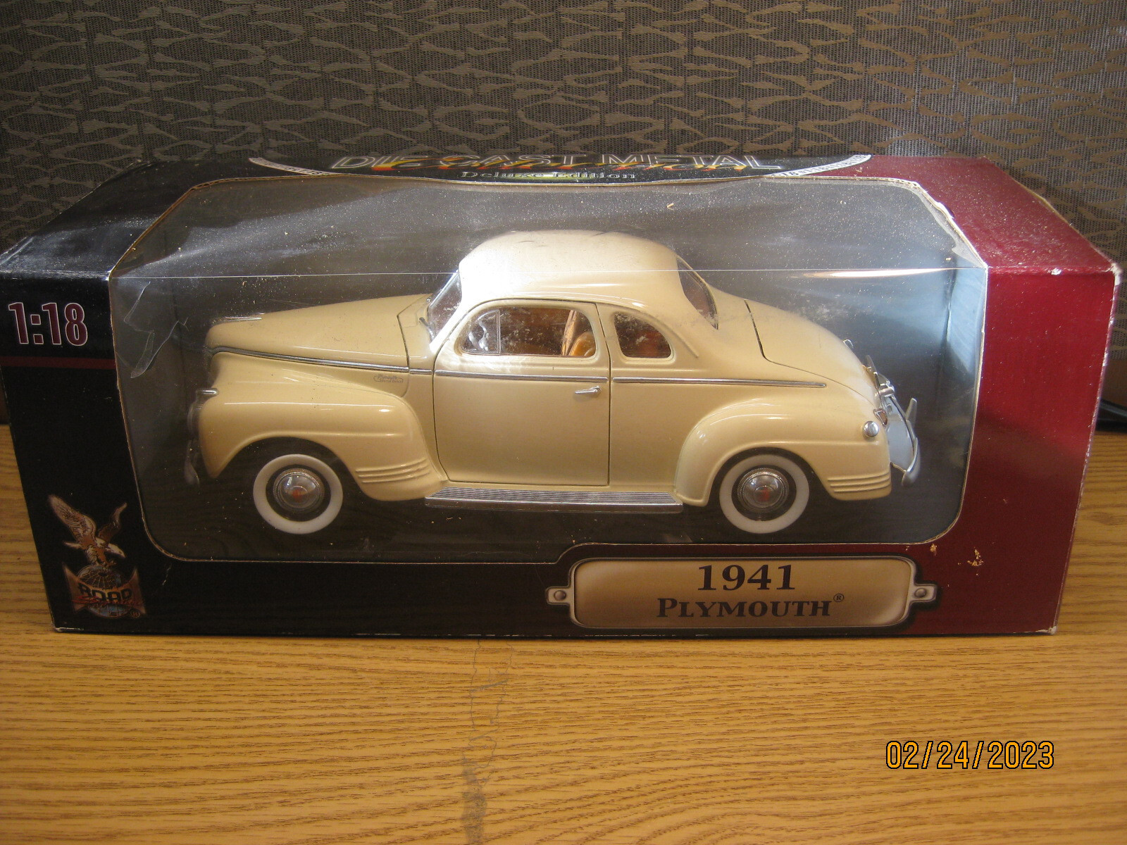 1/18 1941 PLYMOUTH IN IVORY BY YATMING / ROAD CHAMPS #92398