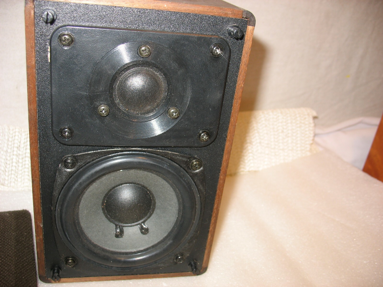 One VINTAGE Realistic Minimus-7W Bookshelf Speaker Walnut Cat. No. 40-2039B